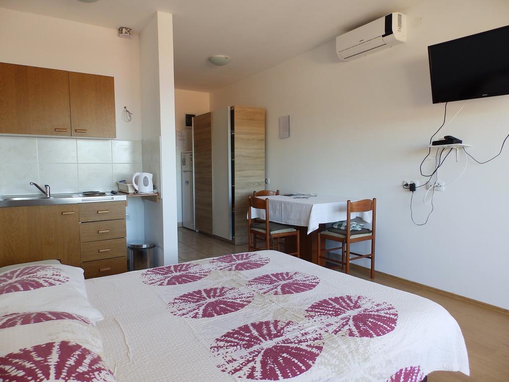 Apartment Sea View Saric Drage Exterior photo